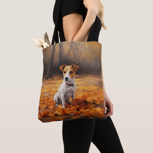 Jack Russell in de herfst laat Herfst inspireren Tote Bag (Dichtbij)