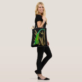 Jacksons kameleon hangend in de bamboe tote bag (Op model)