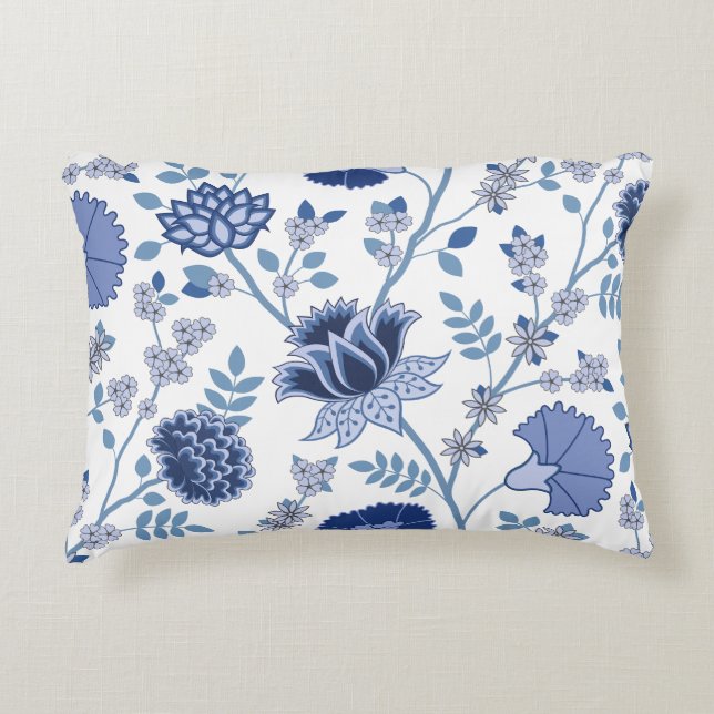 Jacobean Bloemen LG Patroon Blauw op Wit Accent Kussen (Voorkant)