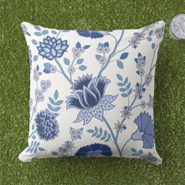 Jacobean Bloemen LG Patroon Blauw op Wit Buitenkussen (Gras)