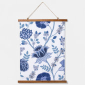 Jacobean Bloemen LG Patroon Blauw op Wit Hangend Wandkleed (Voorkant)