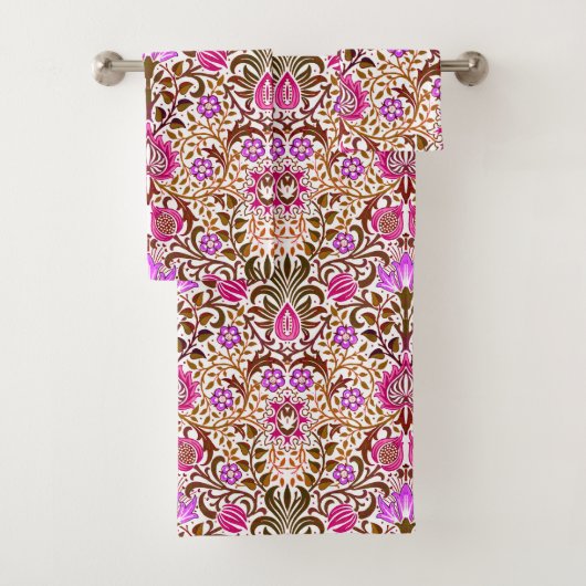 Jacobean Floral Damask, Pink, Violet en Brown Bad Handdoek (Insitu)