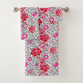 Jacobean Floral, Deep Red Pink en Grey Bad Handdoek (Insitu)