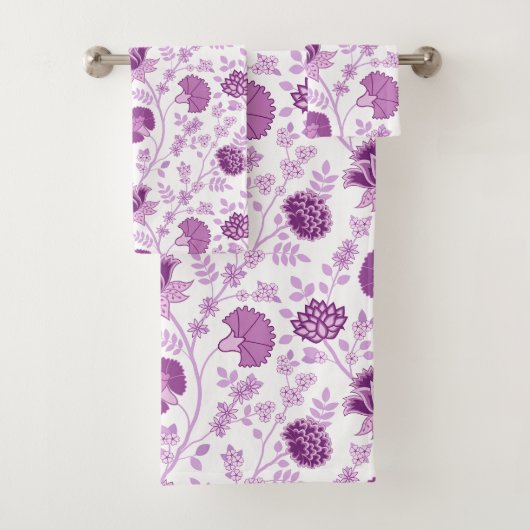 Jacobean Floral Pattern Pinks op wit Bad Handdoek (Insitu)