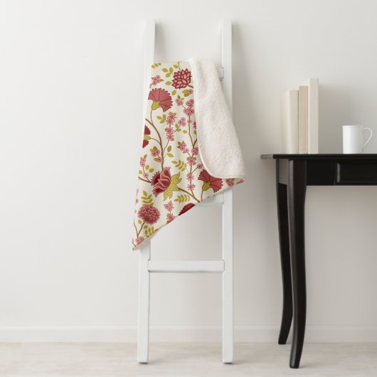 Jacobean Floral Pattern Reds Pinks Gold Cream Sherpa Deken (In situ)