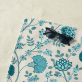 Jacobean Floral Pattern Teals op Cream Strandlaken (In situ)