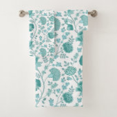 Jacobean Floral Pattern Teals op wit Bad Handdoek (Insitu)
