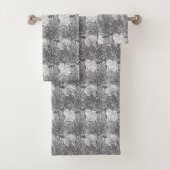 Jacobean Flower Damask, Grey/Grey en White Bad Handdoek (Insitu)