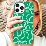 Jade Bow-monogram iPhone 16 Pro Max Hoesje<br><div class="desc">Kleed je telefoon in stijl aan met deze chique en trendy jade telefoonhoes! Met een speels patroon van handgetekende bogen en gepersonaliseerd met uw monogram, is dit hoesje de perfecte mix van mode en functie. Gemaakt van duurzame materialen om uw telefoon te beschermen tegen alledaagse stoten en krassen. Een geweldig...</div>
