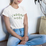J'adore Noel | Kerstminimalistisch groen wit T-shirt<br><div class="desc">Eenvoudige,  stijlvolle J'adore Noel" citeert kunstvrouwtjes t-shirt met moderne,  minimalistische typografie in bosgroen in een trendy feeststijl. Het citaat vertaalt zich naar "Ik hou van Kerstmis" in het Frans. Het perfecte cadeau of accessoire voor het kerstseizoen!</div>