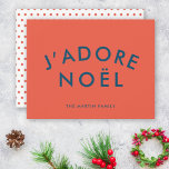 J'adore Noel | Modern Love Kerstroet en marine Feestdagenkaart<br><div class="desc">Eenvoudige, stijlvolle J'adore Noel" citeert een platte vakantiekaart met moderne, minimalistische typografie in blauw op een koraalrode achtergrond in een trendy feestelijke stijl. Het omgekeerde bevat een leuk rood puntpatroon. Het citaat vertaalt zich naar "Ik hou van Kerstmis" in het Frans. De groet, de naam en het jaar kunnen gemakkelijk...</div>