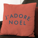 J'adore Noel | Modern Love Kerstroet en marine Kussen<br><div class="desc">Eenvoudige,  stijlvolle J'adore Noel" citeert een kunstvakantiekussens met moderne,  minimalistische typografie in blauw op een koraalrode achtergrond in een trendy feeststijl. Het citaat vertaalt zich naar "Ik hou van Kerstmis" in het Frans. Het perfecte cadeau of accessoire voor het kerstseizoen!</div>