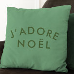 J'adore Noel | Modern minimalistisch liefdesprogra Kussen<br><div class="desc">Eenvoudig,  stijlvol J'adore Noel" citeert een kunstvakantiekussens met moderne,  minimalistische typografie in bosgroen op een sage groene achtergrond in een trendy feeststijl. Het citaat vertaalt zich naar "Ik hou van Kerstmis" in het Frans. De perfecte speelruimte of accessoire voor het kerstseizoen!</div>