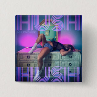 Jae Chavez- HUSH HUSH HOESJE PIN Vierkante Button 5,1 Cm