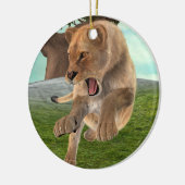 Jagen op leeuwin keramisch ornament (Links)