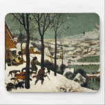 Jagers in de sneeuw door Pieter Bruegel de Ouderen Muismat<br><div class="desc">Jagers in de sneeuw door Pieter Bruegel de Ouder, 1565, is een olie- en eiergetemperatuurschilderij van een uitgestrekt winterlandschap met een trio jagers en hun honden die in de sneeuw naar hun stad terugkeren. De jagers dragen maar één dode vos, vastgebonden aan een stok. Hun honden lijken een beetje ondervoed,...</div>