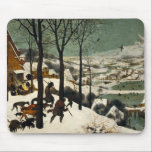 Jagers in de sneeuw door Pieter Bruegel de Ouderen Muismat<br><div class="desc">Jagers in de sneeuw door Pieter Bruegel de Ouder, 1565, is een olie- en eiergetemperatuurschilderij van een uitgestrekt winterlandschap met een trio jagers en hun honden die in de sneeuw naar hun stad terugkeren. De jagers dragen maar één dode vos, vastgebonden aan een stok. Hun honden lijken een beetje ondervoed,...</div>