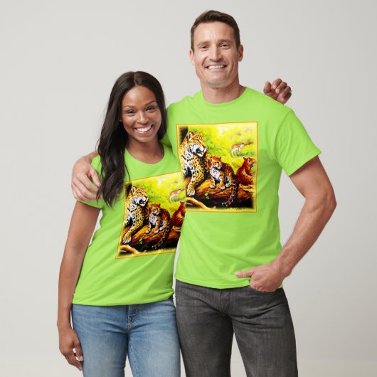 Jaguar Mam en Cubs die zich in Oerwoud verschuilen T-shirt (Unisex)