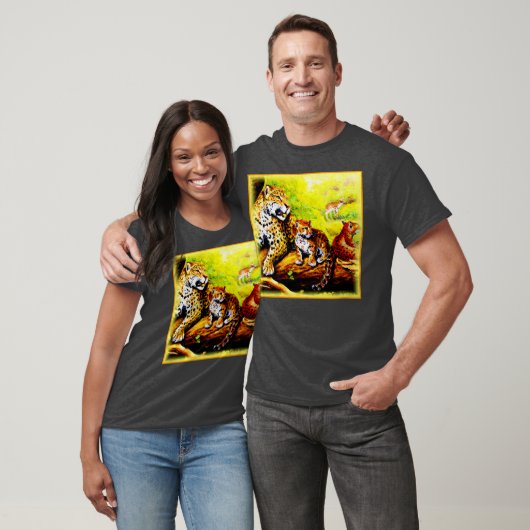 Jaguar Mam en Cubs die zich in Oerwoud verschuilen T-shirt (Unisex)