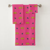 Jaguar pattern towel set: pink bad handdoek (Insitu)