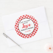 Jam verpakt met liefde bruiloft gunst Red Gingham Ronde Sticker (Envelop)