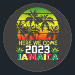 Jamaica 2023, hier komen we ronde sticker<br><div class="desc">Jamaica 2023 hier komen we op een lijn met een familie droomvactie,  een klassieke ronde dikzak Collectie.</div>