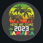 Jamaica 2023, hier komen we ronde sticker<br><div class="desc">Jamaica 2023 hier komen we op een lijn met een familie droomvactie,  een klassieke ronde dikzak Collectie.</div>