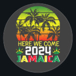 Jamaica 2024 Hier komen we Ronde Sticker<br><div class="desc">Jamaica 2024 Hier komen we passende familie droom vakantie cadeau Classic ronde Sticker Classic Collectie.</div>
