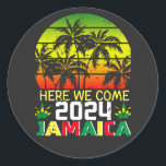 Jamaica 2024 Hier komen we Ronde Sticker<br><div class="desc">Jamaica 2024 Hier komen we passende familie droom vakantie cadeau Classic ronde Sticker Classic Collectie.</div>