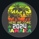 Jamaica 2024 Hier komen we Ronde Sticker<br><div class="desc">Jamaica 2024 Hier komen we passende familie droom vakantie cadeau Classic ronde Sticker Classic Collectie.</div>