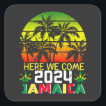 Jamaica 2024 Hier komen we Vierkante Sticker<br><div class="desc">Jamaica 2024 Hier komen we passende familie droom vakantie geschenk vierkante Sticker Classic Collectie.</div>