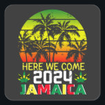 Jamaica 2024 Hier komen we Vierkante Sticker<br><div class="desc">Jamaica 2024 Hier komen we passende familie droom vakantie geschenk vierkante Sticker Classic Collectie.</div>