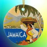 Jamaica vintage-reisstijlillustratie keramisch ornament<br><div class="desc">Dit kleurrijke afbeelding is van een oud poster adverteren uit Jamaica in het Caribisch gebied. De naam Jamaica wordt toegevoegd in een retroart decolettertype. De vrouw in de afbeelding draagt een mand fruit op haar hoofd,  met de oceaan en bergen op de achtergrond en hibiscus bloemen op de voorgrond.</div>