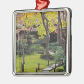 Japan, Kyoto, Arashiyama, Okochi Sanso Metalen Ornament (Links)