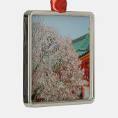 Japan, Kyoto. Cherry-bloesem van Shinto Metalen Ornament (Rechts)