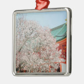 Japan, Kyoto. Cherry-bloesem van Shinto Metalen Ornament (Links)