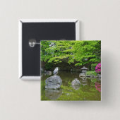 Japan, Kyoto. Heron in verse groene bladeren Vierkante Button 5,1 Cm (Voorkant /achterkant)