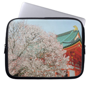 Japan, Kyoto. Kersenbloesem van Shinto Laptop Sleeve