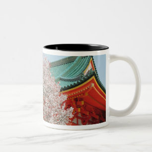 Japan, Kyoto. Kersenbloesem van Shinto Tweekleurige Koffiemok