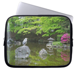 Japan, Kyoto. Reiger in frisgroene bladeren Laptop Sleeve