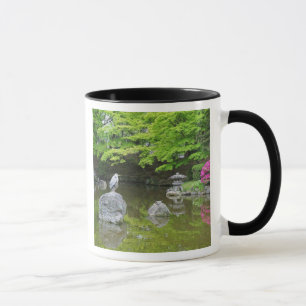 Japan, Kyoto. Reiger in frisgroene bladeren Mok
