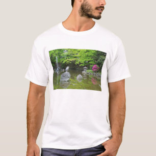 Japan, Kyoto. Reiger in frisgroene bladeren T-shirt