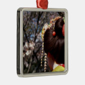 Japan, Kyoto. Sluiting achterste uitzicht van geis Metalen Ornament (Rechts)