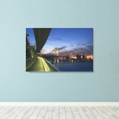 Japan. Tokio Rainboogbrug in de baai van Tokio. Canvas Afdruk (Insitu (Houten vloer))
