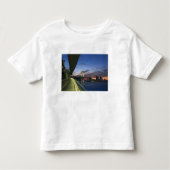 Japan. Tokio. Rainboogbrug in de baai van Tokio. Kinder Shirts (Voorkant)