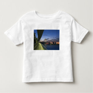 Japan. Tokio. Rainboogbrug in de baai van Tokio. Kinder Shirts