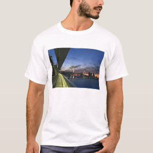 Japan. Tokio. Regenboogbrug in de Baai van Tokio. T-shirt