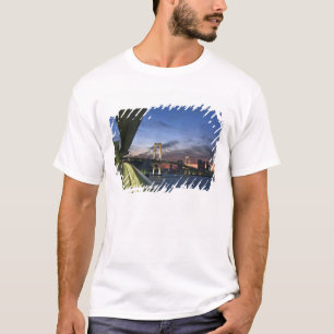 Japan. Tokio. Regenboogbrug in de Baai van Tokio. T-shirt