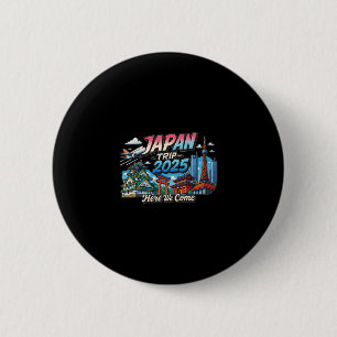 Japan Trip 2025 Hier komen we Matching Team Reis Ronde Button 5,7 Cm