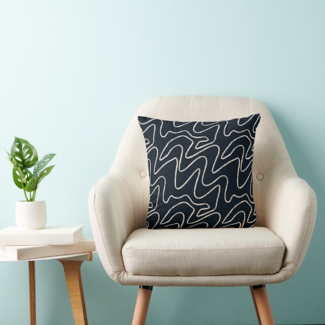 Japandi Minimalist Brush Stroke Pattern in Cream  Kussen (Stoel)